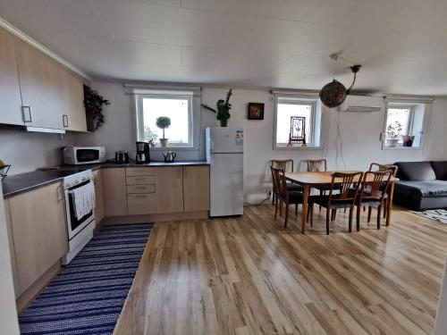 a kitchen and dining room with a table and chairs at Tofta Konstgalleri-Familjelägenhet in Varberg