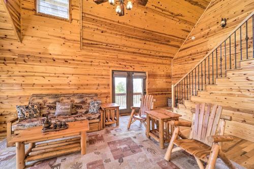Φωτογραφία από το άλμπουμ του Fire Pit and Views Picturesque Cabin in Burnsville! σε Burnsville