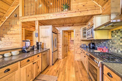 Η κουζίνα ή μικρή κουζίνα στο Fire Pit and Views Picturesque Cabin in Burnsville!