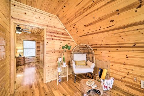 Φωτογραφία από το άλμπουμ του Fire Pit and Views Picturesque Cabin in Burnsville! σε Burnsville