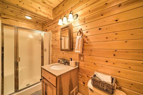 Ένα μπάνιο στο Fire Pit and Views Picturesque Cabin in Burnsville!