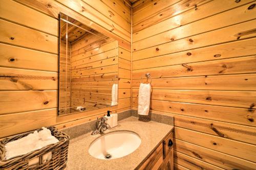 Ένα μπάνιο στο Fire Pit and Views Picturesque Cabin in Burnsville!