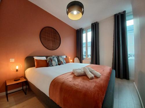 1 dormitorio con 1 cama grande y 2 toallas. en #SEASONS ֎ Haut Confort Lit King Size ֎ Centre Ville, en Épernay