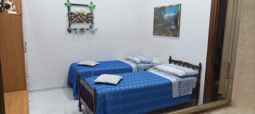 two beds sitting next to each other in a room at Nonno Ciccio Apartment in Lizzano