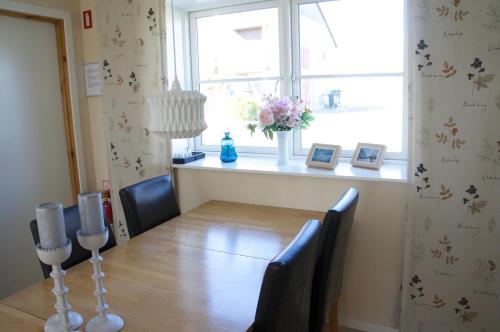 a dining room with a table and chairs and a window at Tiendegaarden Møns Klint in Borre