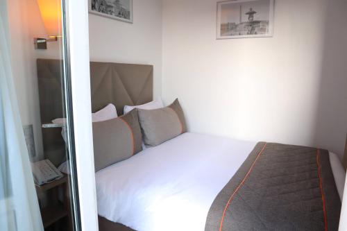 Una cama o camas en una habitación de Timhotel Paris Gare Montparnasse
