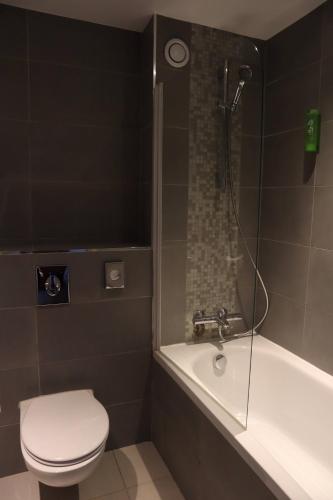 Un baño de Timhotel Paris Gare Montparnasse