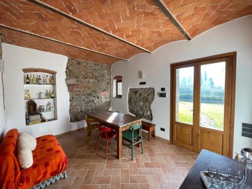 a living room with a table and a dining room at Affittacamere Il Vecchio Mandorlo in Quarrata
