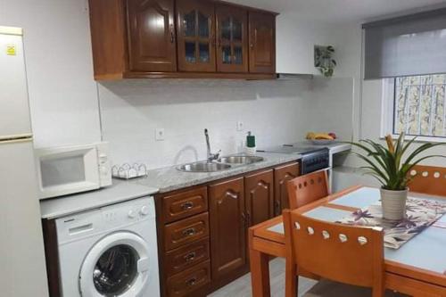 een keuken met een wastafel en een wasmachine bij Casa Moscatel - Douro Valley in Peso da Régua