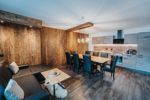 カルテンバッハにあるApartKlusiv Kaltenbachのダイニングルーム、キッチン(テーブル、椅子付)