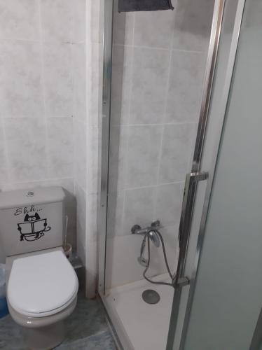 a small bathroom with a toilet and a shower at habitación grande en piso compartido con 2 adultos in Valencia