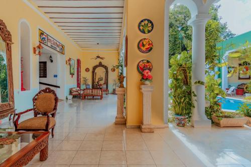a lobby of a building with yellow walls at Hotel Santa María Mérida in Mérida