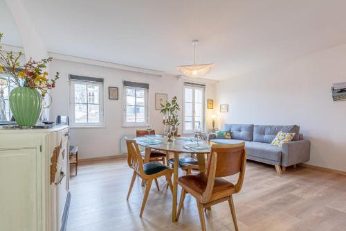 un salon avec une table, des chaises et un canapé dans l'établissement Au Fil du Temps, à Metz