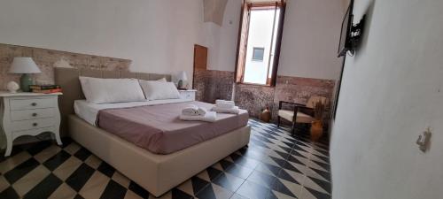 sypialnia z łóżkiem z dwoma ręcznikami w obiekcie Palazzo Donna Chicchi w mieście Galatone