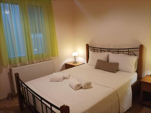 Postel nebo postele na pokoji v ubytování Lourantos Bayside Apartments