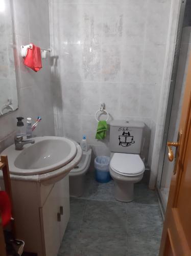 habitación pequeña en piso compartido con 2 adultos