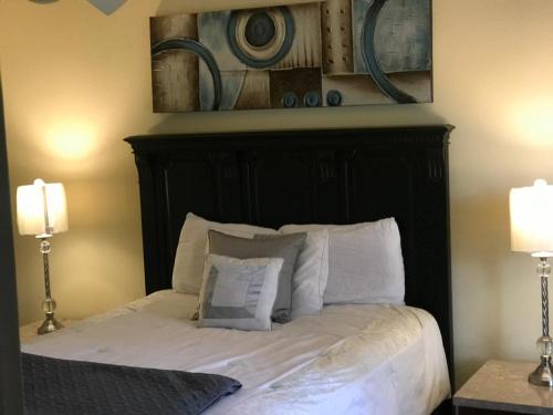 Una cama o camas en una habitación de Houston/Sugar Land Area 2 BDR- Bellaire