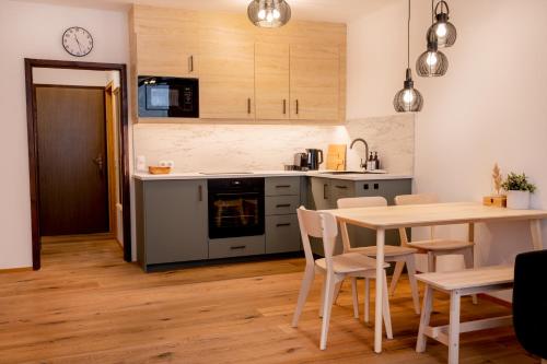 cocina con mesa, mesa y sillas en Almara - 2 bedroom - 60 m2 - Family Apartment, en Bad Goisern