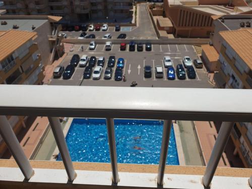 una vista de un aparcamiento desde la parte superior de un edificio en House La Manga Beach, en San Javier