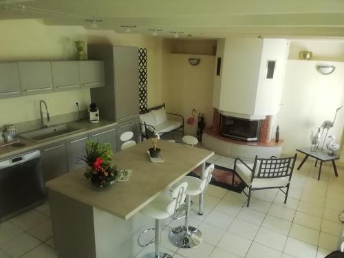 une cuisine et un salon avec une table et des chaises dans l'établissement La maison au bord de l'eau, à Plouigneau