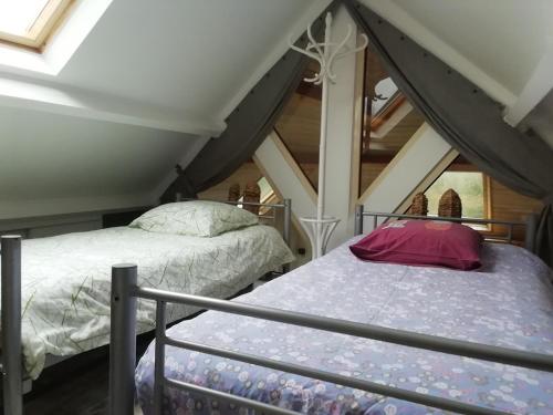 En eller flere senge i et værelse på La maison au bord de l'eau