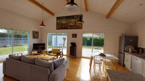un salon avec un canapé et une table dans l'établissement Maison ossature bois, à Lège