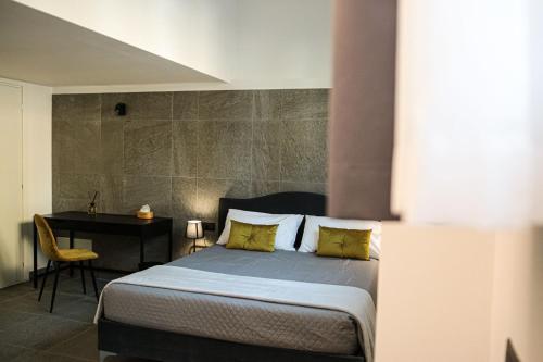 een slaapkamer met een bed, een bureau en een tafel bij BeTurin in Turijn
