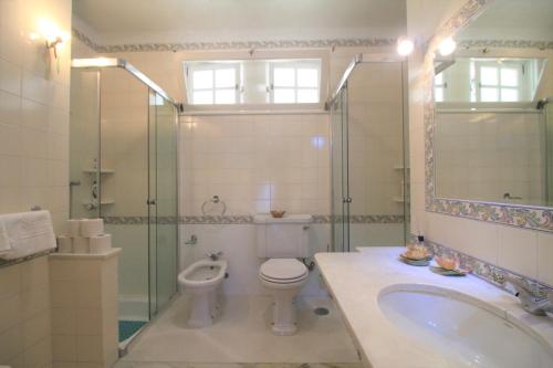 a bathroom with a toilet and a shower and a sink at Casa de Pedra, um refúgio para conhecer o Minho! in Ponte de Lima