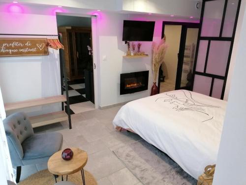 una camera con letto bianco e camino di Chambre de Brunemont a Diéval