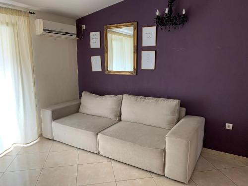un soggiorno con un divano e uno specchio di Cozy Circle Apartment a Spalato (Split)