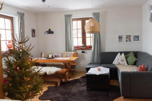 una sala de estar con un árbol de Navidad y un sofá en Dúbravská chalupa Nella, en Dúbrava