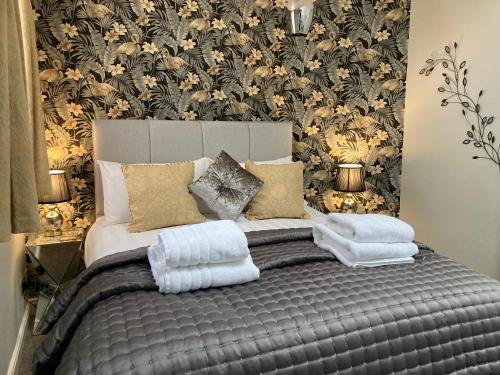 una camera da letto con un letto e asciugamani di Rooftops - bijou sister apartment to Assembly View a Ludlow