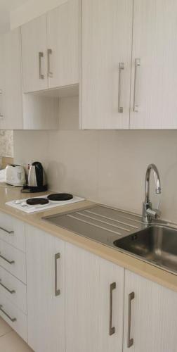 Dapur atau dapur kecil di Simos Magic Beach Hotel Apts