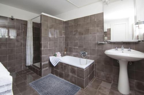 a bathroom with a sink and a bath tub at Uliveto in Diano San Pietro
