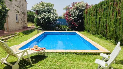בריכת השחייה שנמצאת ב-Casa rural con encanto, 4 hab con 4 baños completos en suite, piscina y campo privado או באזור