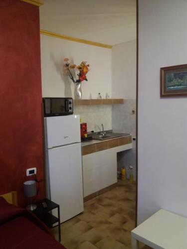 Кухня или мини-кухня в levante rooms
