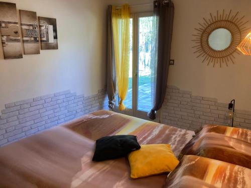 Ένα ή περισσότερα κρεβάτια σε δωμάτιο στο Au pont des Charettes - Villa piscine et SPA
