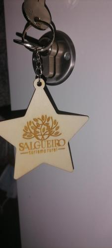 a star shaped key chain with a name on it at O Salgueiro in Melo