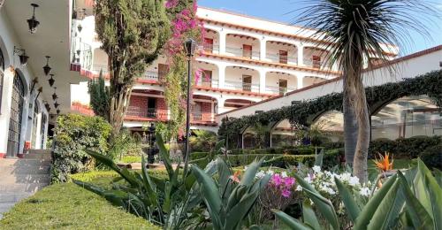 un jardin en face d'un bâtiment dans l'établissement GS Jerocs Tlaxcala, à Tlaxcala de Xicohténcatl