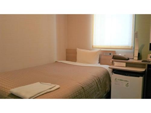 a small bedroom with a bed and a window at Meet Inn Narita - Vacation STAY 43761v in Narita