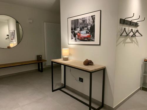 Una habitación con una mesa con una vela y un espejo en Villa Bricco 46, en Nizza Monferrato