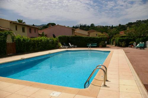 A piscina localizada em Maison de vacances à Pégomas avec piscine - 3 chambres - 5 personnes - Jardin et parking privatif ou nos arredores