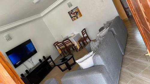 vistas panorámicas a una sala de estar con escalera y TV en Dala Luxury Home- Bondo en Bondo
