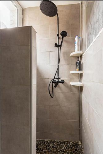 une douche avec pommeau de douche dans une salle de bain dans l'établissement 1 Apt 1 Elégance, 60m2, Centre, à Valenciennes