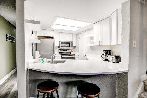 Kuchyň nebo kuchyňský kout v ubytování Mountainside Trailview Condo: Cozy Frisco Retreat