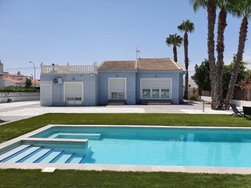dom z basenem przed domem w obiekcie Paraiso w mieście Torrevieja