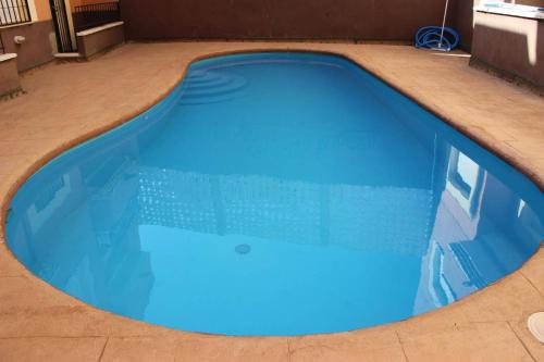 una gran piscina azul en un edificio en Apartamento14 Ruidera AguaPlacer, en Ruidera