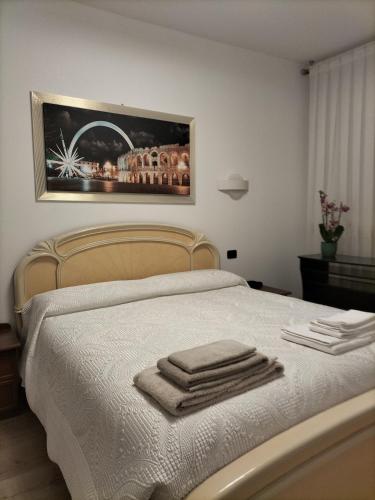 ein Schlafzimmer mit einem Bett mit Handtüchern darauf in der Unterkunft B&B G&G in Verona