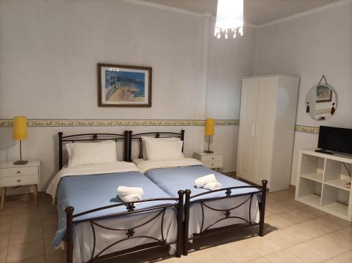 um quarto com uma cama com duas toalhas em Villa Constantina Apartments em Liyiá