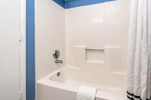 Koupelna v ubytování Cayman Suites Hotel